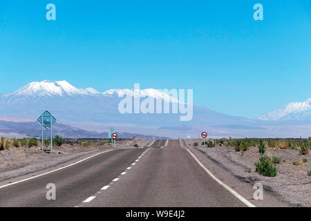 Wüste Straße in der Atacama, Chile: Hintergrund mit Platz für Text kopieren Stockfoto