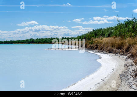 Ufer der salzigen See mit einer Kruste aus Salz entlang der Küste Stockfoto