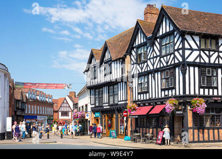 Busy Central Stratford-upon-Avon Stadtmitte Straßen mit Fachwerkhaus Gebäude und Blumenkörben Warwickshire, England Großbritannien GB Europa Stockfoto