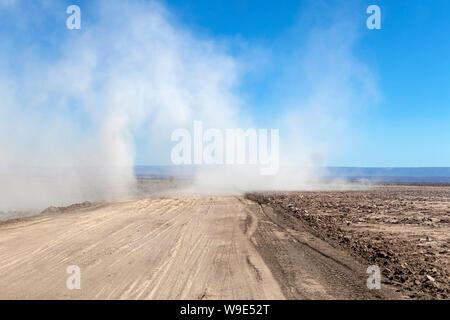 Einsame Straße in der Atacama Wüste Landschaft Hintergrund mit Platz für Text kopieren Stockfoto