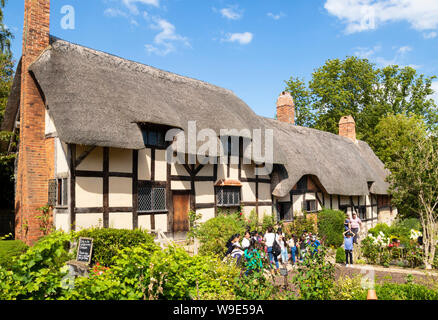 Anne Hathaway Cottage ist ein strohgedecktes Cottage in einem englischen Cottage Garten Shottery nahe Stratford upon Avon Warwickshire England GB Europa Stockfoto