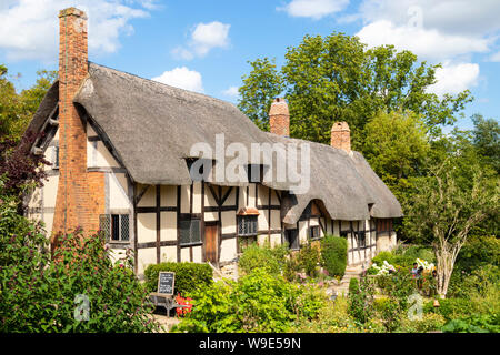 Anne Hathaway Cottage ist ein strohgedecktes Cottage in einem englischen Cottage Garten Shottery nahe Stratford upon Avon Warwickshire England GB Europa Stockfoto