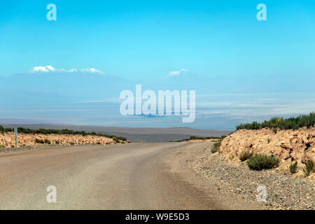 Einsame Straße in der Atacama Wüste Landschaft Hintergrund mit Platz für Text kopieren Stockfoto