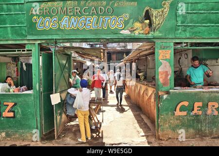 Havanna, Kuba - Januar 30, 2011: Kubaner Shop in der Straße in Havanna, Kuba. Märkte Farmer's sind sehr beliebt in Kuba auch in großen Städten wegen gen Stockfoto