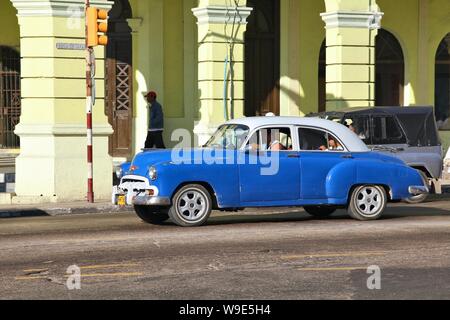 Havanna, Kuba - Januar 30, 2011: Leute fahren mit dem Classic blau American Chevrolet Auto in Havanna. Kuba hat eine der niedrigsten Auto - Pro-Kopf-Rate (38 pro 1. Stockfoto