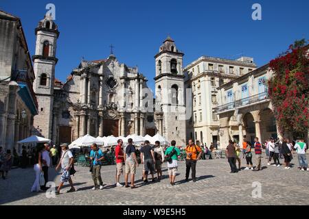 Havanna, Kuba - Januar 30, 2011: Touristen besuchen die Kathedrale in Havanna. Havannas Altstadt ist UNESCO-Weltkulturerbe und ist Kubas am meisten besuchten Stockfoto