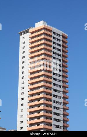 Havanna, Kuba - Februar 24, 2011: Edificio Someillan bulding in Havanna, Kuba. Someillan Gebäude ist 116 m hoch und gehört zu den 5 höchsten Gebäude in Kuba. Stockfoto