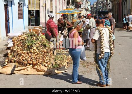 Havanna, Kuba - Februar 26, 2011: Kubaner Shop in der Straße in Havanna, Kuba. Märkte Farmer's sind sehr beliebt in Kuba auch in großen Städten wegen gen Stockfoto