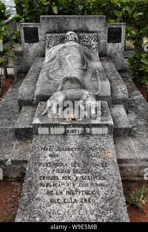 Havanna, Kuba - Februar 24, 2011: Besitzer und Hund zusammen begraben am Columbus Friedhof (Nekropole Cristobal Colon) in Havanna. Der Friedhof hat mehr tha Stockfoto
