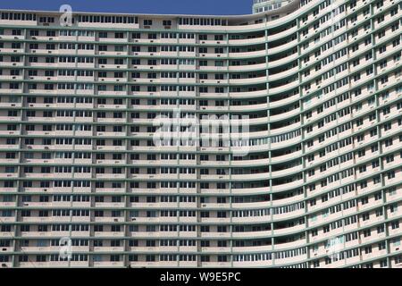 Havanna, Kuba - Februar 24, 2011: Edificio Focsa bulding in Havanna, Kuba. FOCSA Gebäude ist 123 m hoch und gehört zu den 5 höchsten Gebäude in Kuba. Stockfoto