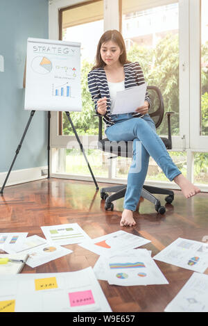 Junge asiatische Unternehmer denken für Business Strategie Konzept zu Hause Büro. Konzeptionelle für Startup Unternehmen Unternehmer und Freiberufler. Stockfoto