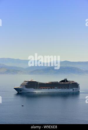 Kreuzfahrtschiff MSC Magnifica, Position für den Hafen von Korfu im Ionischen Meer, Ionische Inseln, Griechenland Stockfoto