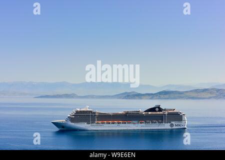 Kreuzfahrtschiff MSC Magnifica, Position für den Hafen von Korfu im Ionischen Meer, Ionische Inseln, Griechenland Stockfoto