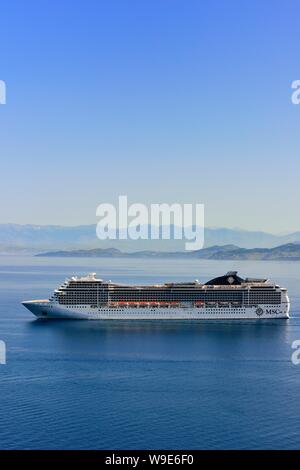 Kreuzfahrtschiff MSC Magnifica, Position für den Hafen von Korfu im Ionischen Meer, Ionische Inseln, Griechenland Stockfoto