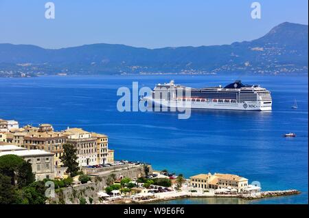 Kreuzfahrtschiff MSC Magnifica, Position für den Hafen von Korfu im Ionischen Meer, Ionische Inseln, Griechenland Stockfoto