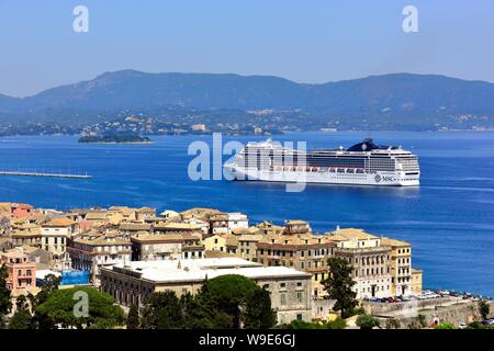 Kreuzfahrtschiff MSC Magnifica, Position für den Hafen von Korfu im Ionischen Meer, Ionische Inseln, Griechenland Stockfoto