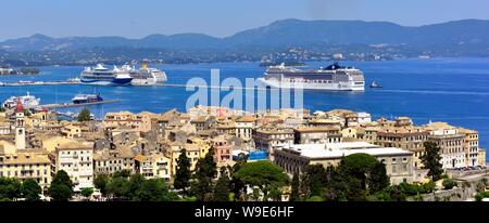 Kreuzfahrtschiff MSC Magnifica, Position für den Hafen von Korfu im Ionischen Meer, Ionische Inseln, Griechenland Stockfoto