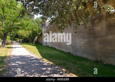 Außerhalb der mittelalterlichen Stadtmauern von Avignon, eine Gemeinde in Frankreich im Département Vaucluse am linken Ufer der Rhône Stockfoto