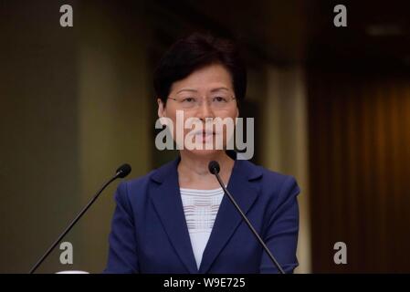 Hongkong, China. 13 Aug, 2019. Chief Executive von China's Hong Kong Special Administrative Region (HKSAR) Carrie Lam sagt die dringendste Aufgabe für Hongkong jetzt ist die Gewalt zu stoppen und die Rechtsstaatlichkeit schützen Hong Kong Einsinken in 'Abgrund und Zerschmettert In Stücke" in Hong Kong, South China, August 13, 2019 zu verhindern. Credit: Lui Siu Wai/Xinhua/Alamy leben Nachrichten Stockfoto