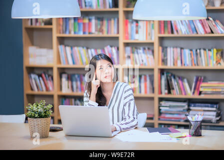 Junge Unternehmen Freelancer arbeiten an Smart Computer beim Denken für neue Ideen bei Co Arbeitsbereich Büro. Stockfoto