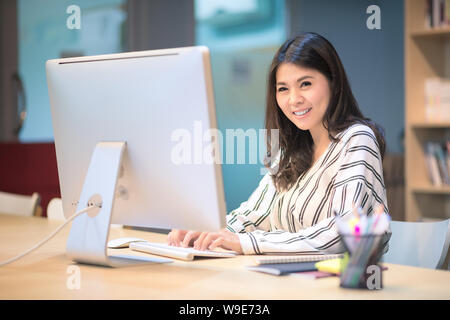 Junge Unternehmen freiberufliche Arbeit an Smart computer Co Arbeitsbereich Büro. Stockfoto