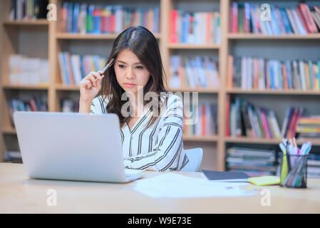 Junge Unternehmen Freelancer arbeiten an Smart Computer beim Denken für neue Ideen bei Co Arbeitsbereich Büro. Stockfoto