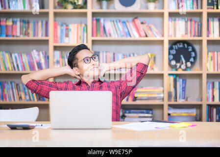 Junge Unternehmen Freelancer arbeiten an Smart Computer beim Denken für neue Ideen bei Co Arbeitsbereich Büro. Stockfoto