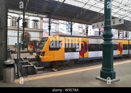 PORTO, PORTUGAL - 24. MAI 2018: am Bahnhof Sao Bento Bahnhof in Porto, Portugal. Der Bahnhof stammt aus dem Jahr 1864 und ist eine der wichtigsten Bahnhof Stockfoto