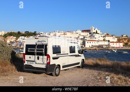 FERRAGUDO PORTUGAL - Juni 2, 2018: Wohnmobil (RV) in Ferragudo geparkt. Küstenregion der Algarve zieht mehr als 17 Millionen Touristen jährlich. Stockfoto