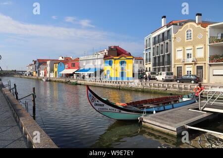 AVEIRO, PORTUGAL - 23. MAI 2018: Aveiro Gondel - style Boot in Portugal. Aveiro ist als das Venedig von Portugal wegen seiner Grachten bekannt. Stockfoto