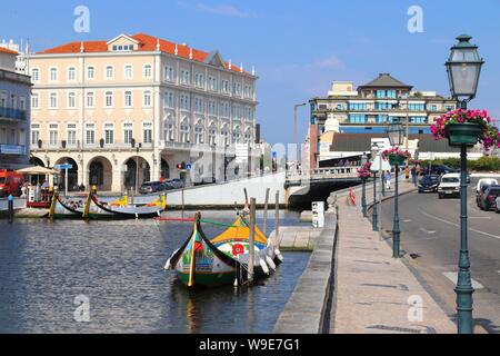 AVEIRO, PORTUGAL - 23. MAI 2018: Aveiro Gondel Stil Boote in Portugal. Aveiro ist als das Venedig von Portugal wegen seiner Grachten bekannt. Stockfoto