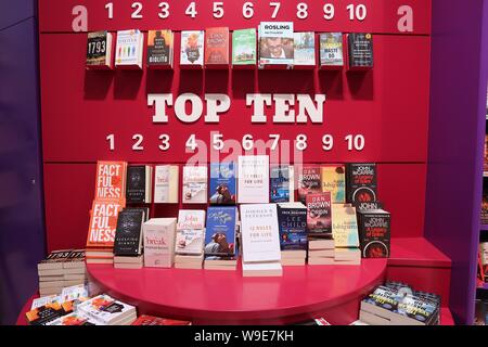 Göteborg, Schweden - 28. AUGUST 2018: Buch Bestseller an einer Buchhandlung in Göteborg Landvetter Flughafen in Schweden. Stockfoto