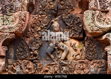 Shiva Nataraja ist auf der östlichen gopura der inneren Umfassungsmauer in Banteay Srei Tempel von Angkor in Siem Reap, Kambodscha dargestellt Stockfoto