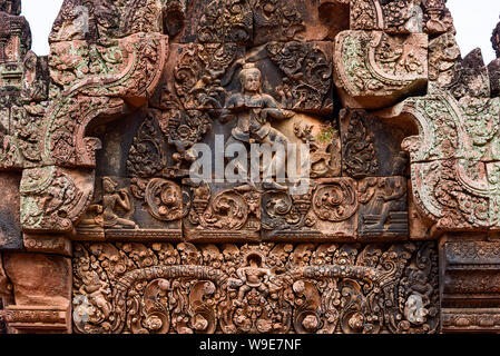 Shiva Nataraja ist auf der östlichen gopura der inneren Umfassungsmauer in Banteay Srei Tempel von Angkor in Siem Reap, Kambodscha dargestellt Stockfoto