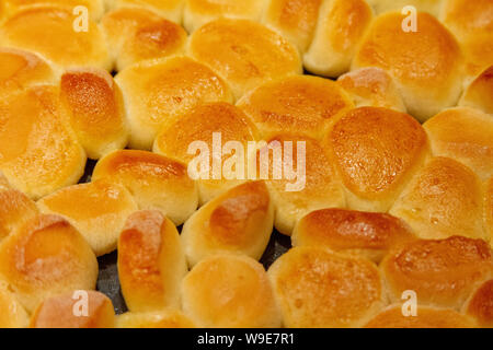 Vorbereitung und Backen von "Bobalky" - traditionelle slowakische gebackenes Brot Stücke (Knödel oder Gnocchi) in der Regel mit Mohn oder Quark oder Kohl gegessen Stockfoto