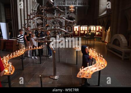 Linköping, Schweden - 25. AUGUST 2018: die Menschen besuchen die romanische Kathedrale in Linköping, Schweden. Die mittelalterliche Kirche stammt aus dem Jahr 1143. Stockfoto