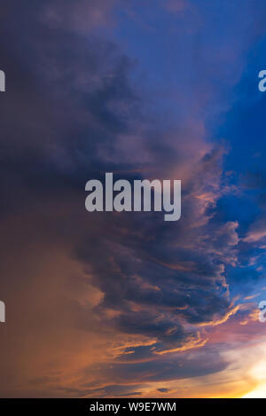 Dramatische Himmel mit Storm Cloud vor Regen während des Sonnenuntergangs. Stockfoto