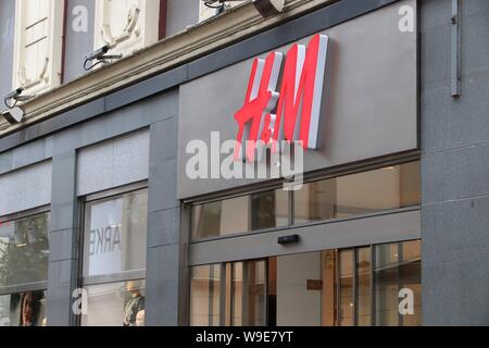 Göteborg, Schweden - 27. AUGUST 2018: H&M Fashion Store in Göteborg, Schweden. H&M ist eine Schwedische Marke international für seine ungezwungene Sammlung bekannt. Stockfoto