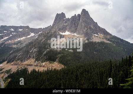 Liberty Bell Berg, wie sie von Washington Pass übersehen auf der North Cascades Scenic Highway Stockfoto