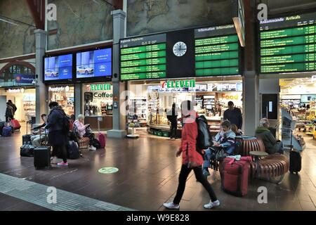 Göteborg, Schweden - 27. AUGUST 2018: die Menschen besuchen Hauptbahnhof Göteborg in Schweden. Es ist die 2 verkehrsreichsten Bahnhof in Schweden mit 27 Mio. Stockfoto