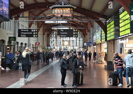 Göteborg, Schweden - 27. AUGUST 2018: die Menschen besuchen Hauptbahnhof Göteborg in Schweden. Es ist die 2 verkehrsreichsten Bahnhof in Schweden mit 27 Mio. Stockfoto