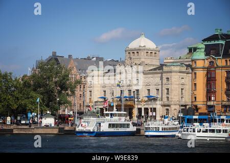 STOCKHOLM, Schweden - 24. AUGUST 2018: Stadtbild mit Königliche Dramatische Theater (Dramaten) in Stockholm, Schweden. Stockholm ist die Hauptstadt und die meisten Pop Stockfoto