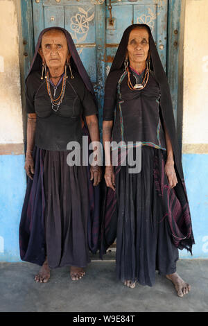 Alte Rabari Frau in einem ländlichen Dorf im Bezirk von Kutch, Gujarat. Die Region Kutch ist bekannt für seine Stammesleben und traditionelle Kultur bekannt Stockfoto