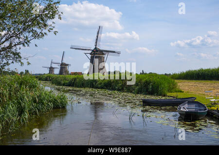 Leidschendam, Niederlande - 24 Juni 2019: Molendriegang, drei Windmühlen, in der Gegend von Leidschendam Stockfoto