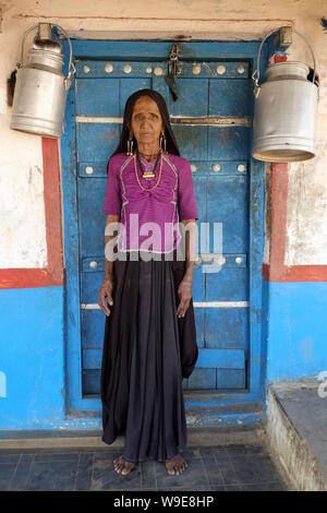 Alte Rabari Frau in einem ländlichen Dorf im Bezirk von Kutch, Gujarat. Die Region Kutch ist bekannt für seine Stammesleben und traditionelle Kultur bekannt Stockfoto