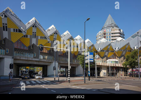 Rotterdam, Holland - Juli 30, 2019: Innovative cube Häuser in Rotterdam und Blaaktower, genannt der Bleistift, entworfen vom Architekten Piet Blom Stockfoto