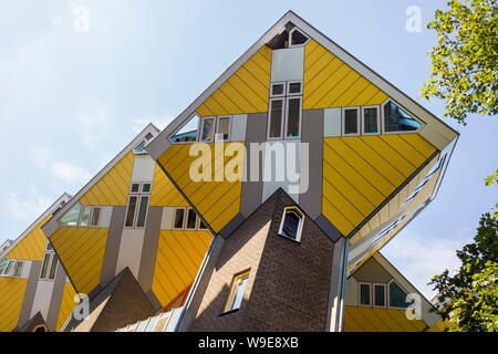 Rotterdam, Holland - Juli 30, 2019: Innovative cube Häuser in Rotterdam, entworfen vom Architekten Piet Blom Stockfoto