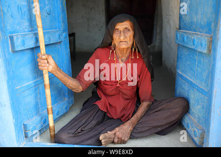 Alte Rabari Frau in einem ländlichen Dorf im Bezirk von Kutch, Gujarat. Die Region Kutch ist bekannt für seine Stammesleben und traditionelle Kultur bekannt Stockfoto