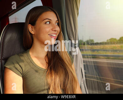 Einfach reisen. Reisende Mädchen mit komfortablen Bus zu bewegen. Junge schöne Frau auf der Suche durch die Bus-Fenster. Gerne bus Reisenden sittin Stockfoto