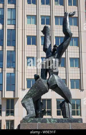 Rotterdam, Holland - Juli 30, 2019: Bronze memorial Skulptur die zerstörte Stadt von Bildhauer Ossip Zadkine auf Plein 1940 Stockfoto